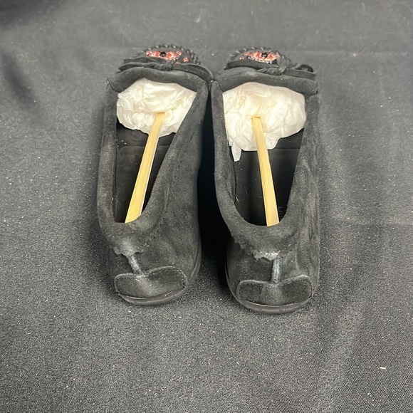 Minnetonka Women’s Me to We Maasai Black Suede Moccasins (2934) - Picture 3 of 9